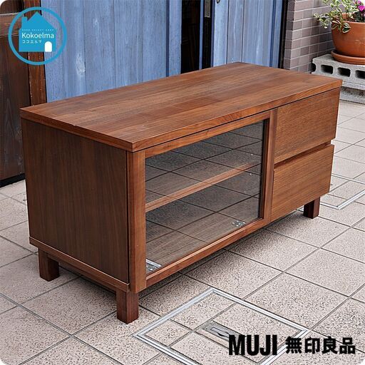 人気の無印良品(MUJI)のウオールナット材 TVボードです！ウォールナットのナチュラルな質感と温かな色合いが魅力的なローボード♪ シンプルでコンパクトなデザインなので、1人暮らしにもオススメです！CD111