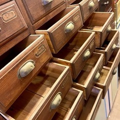 《売約済》⭕️運搬無料サービスあり⭕️ 【同等品あり】Ａ　薬棚　薬箪笥　アンティーク レトロ 大きめサイズの木製収納棚　本箱 本棚 古民家 食器棚 飾り棚 古家具 店舗什器 無垢材 昭和レトロ 和家具 時代 時代家具 キャビネット ラワン ラワン材　ビンテージ　棚　欅　欅材　マイナスネジ　当時物　希少 ケビント　医療棚　杉  の画像