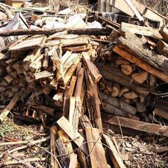 【商談中】薪と板　差し上げます　東御市海野宿より
