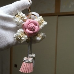 可愛い繊維生地花とチェーンの組合せ バッグチャーム PU素材タッセル２つ付の画像