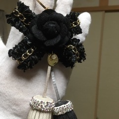 可愛い繊維生地花とチェーンの組合せ バッグチャーム PU素材タッセル２つ付の画像