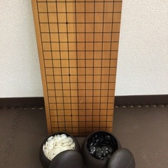 碁盤と碁石のセットの画像