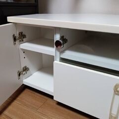 白色の鏡面仕上げのきれいなテレビ台の画像