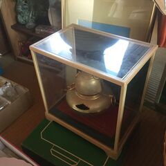 リサイクルショップ ヤフオク転売ok 珍しい昭和レトロ引き出物 綺麗な食器あります。椅子 掛け軸 額入り絵 24KGP茶釜 手作り手芸品  茶道用？のしっかりした家具の画像