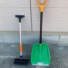 雪かきスコップとスノーブラシ