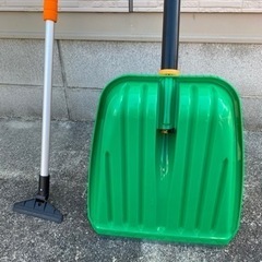 雪かきスコップとスノーブラシの画像