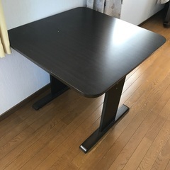 ダイニングテーブル譲ります