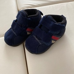 asicsの13.5㎝