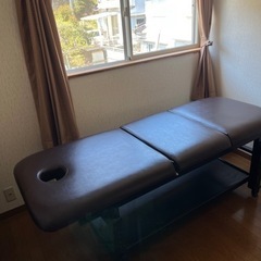 リクライニング式マッサージベッドの画像