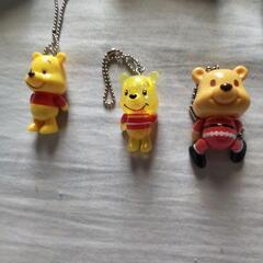 3プーさんの、キーホルダーと、財布の画像