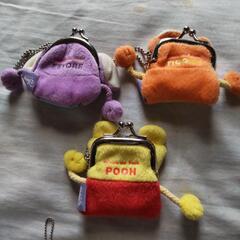 3プーさんの、キーホルダーと、財布の画像