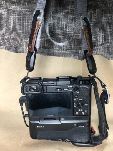 SONYα6400/TAMRON 17-70 F/2.8レンズ/バッテリーグリップ/Peakdsignハンドストラップ＆肩ひも(掲載し