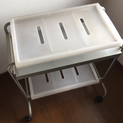 キャスター付きパソコンデスクの画像