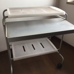 キャスター付きパソコンデスクの画像
