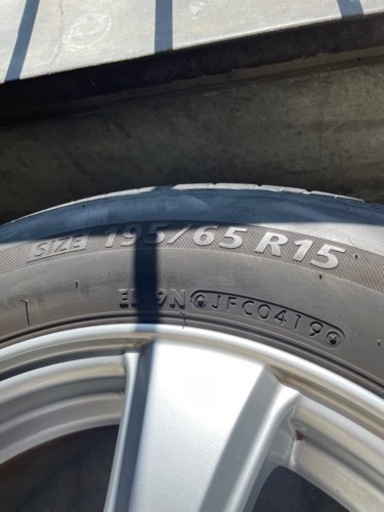 夏タイヤ　195/65 R15