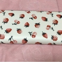 初回お値下げ♪イチゴストロベリーシグネチャーラウンドファスナーフェイクレザーの画像