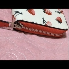 初回お値下げ♪イチゴストロベリーシグネチャーラウンドファスナーフェイクレザーの画像