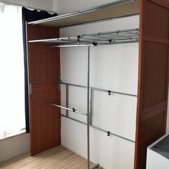 伸縮式木製壁面ワイドクローゼットハンガーの画像