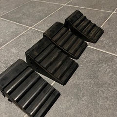 歯止め　タイヤ止め　タイヤストッパー