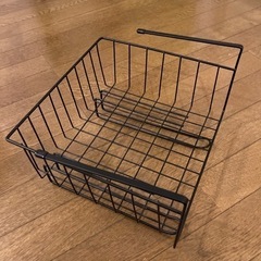 キッチンとかで引っ掛けて使うカゴ