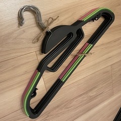 ハンガー 黒10個 滑り止め6個の画像