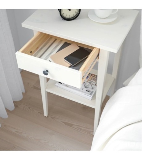 IKEA ベッドサイドテーブル