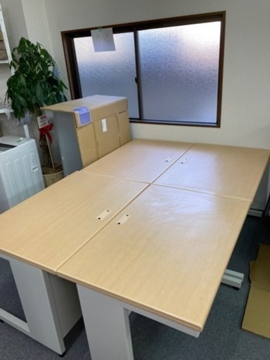 事務所　デスク　4つ