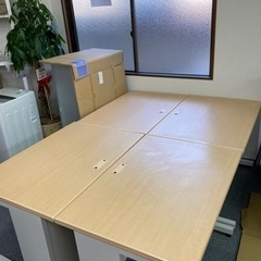 事務所　デスク　4つ