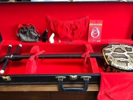 【三線　蛇皮】ハードケース&三線建て付き