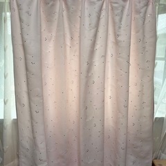 ピンクのカーテンセットの画像