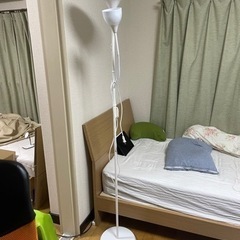 [ほぼ無料] IKEA LEDスタンド + LED電球の画像