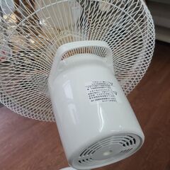 【リサイクルショップどりーむ天保山店】●1937●　夏物家電入荷しました♪　ユアサ　扇風機　2017年製　９枚羽根　直径30㎝　YT-DV3418VFR(W)の画像