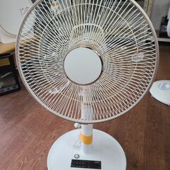 【リサイクルショップどりーむ天保山店】●1937●　夏物家電入荷しました♪　ユアサ　扇風機　2017年製　９枚羽根　直径30㎝　YT-DV3418VFR(W)の画像