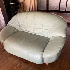 合成革の2人掛けソファー