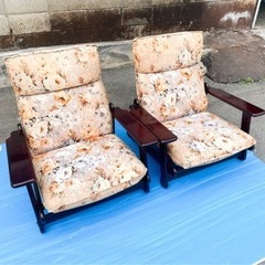カリモク家具　木製肘付きリクライニングチェア　花柄　２脚セット