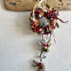 花々と木ノ実とコルクリースの画像