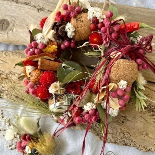 花々と木ノ実とコルクリース