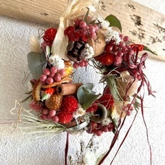 花々と木ノ実とコルクリースの画像