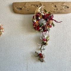 花々と木ノ実とコルクリースの画像