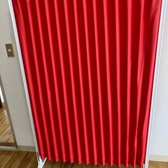 赤のついたての画像