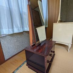 レトロな鏡台の画像
