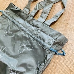 エプロンと巾着バッグの画像