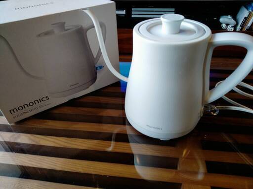 美品　mononics 電気ケトル　ホワイト 0.8L