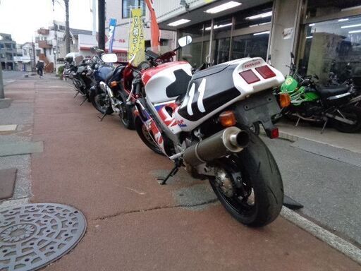 NO.4220　ＲＶＦ４００　水冷４サイクルＶ４エンジン　カーボンマフラー　レッド／ホワイト（ＯＫＩカラー）　☆彡