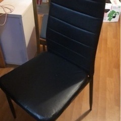 椅子とテーブルの画像