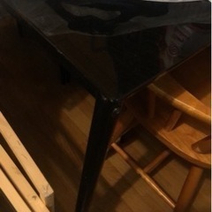 椅子とテーブルの画像