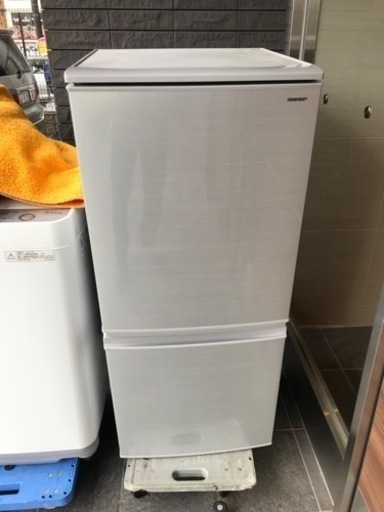 名古屋市郊外配送無料キャンペーン中！　　SHARP  シャープ　137L冷蔵庫　SJ-D14D-S