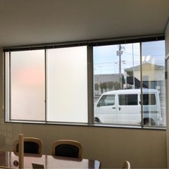 窓ガラスにフィルム貼り付け、眩しさや暑さ対策 - 仙台市