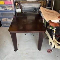 木のテーブルの画像