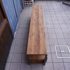 インダストリアルなテレビボードです。杉無垢材とアイアンの組み合わせ